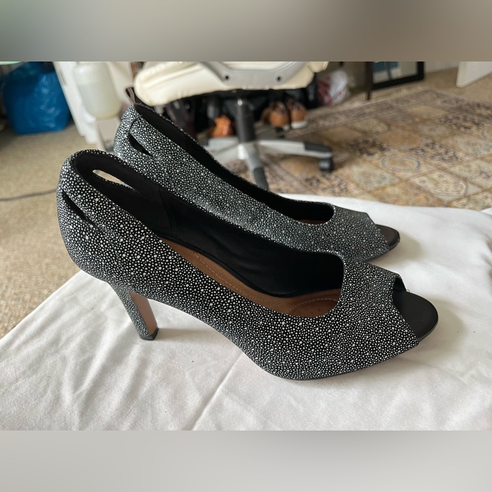 Clarks Artisan Heavenly Maze Black Speckled Nubuck Peep-Toe Heels Sz 8.5M EUC
